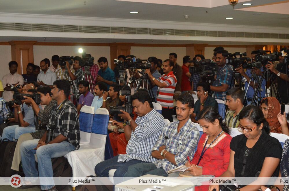 Vijay in kerala to promote velayutham - Pictures | Picture 110061